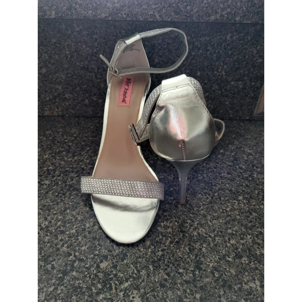 BETSEY JOHNSON Womens Broadway Silver Satin Crystal AnkleStrap Heel Pump Sz 9.5B